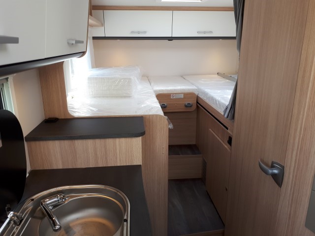V66 bedden met zonlicht.JPG