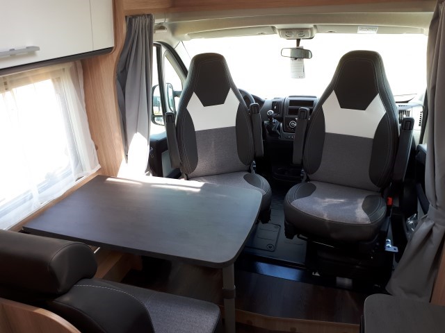 V66 pilot stoelen met zonlicht.JPG